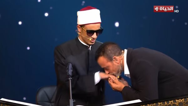 مصطفى حسني يترك مقعده ويقبّل يد المتسابق محمد أحمد حسن بدولة التلاوة