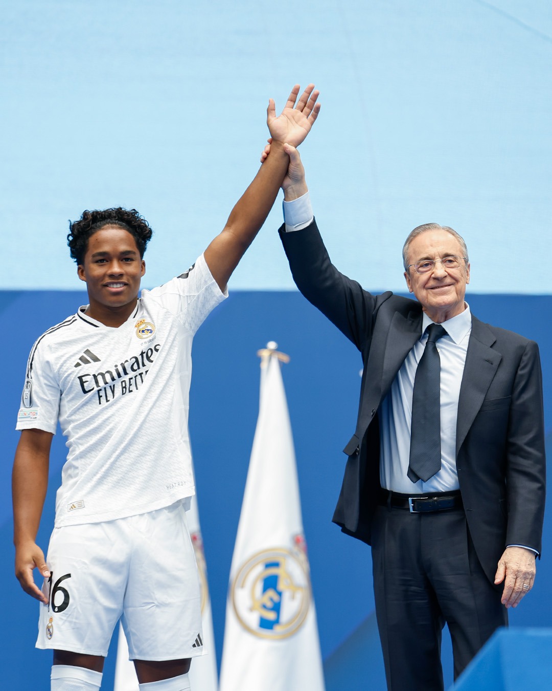 فلورنتينو بيريز رئيس ريال مدريد مع البرازيلي إندريك خلال مؤتمر تقديمه كلاعب جديد في صفوف النادي الإسباني - 27 يوليو 2024