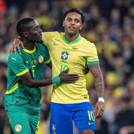 قد تكون صورة كرة قدم، وكرة قدم وتحتوي على النص 'BRASIL 10'