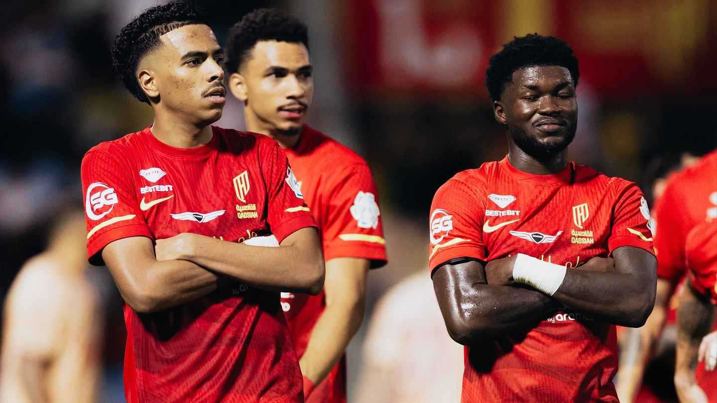 نجم القادسية ينهار بالدموع بعد الخسارة أمام الأهلي في كأس الملك السعودي (فيديو)