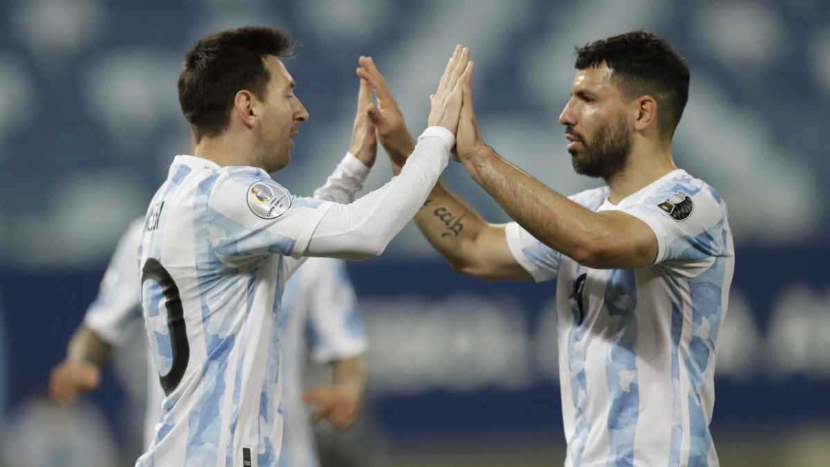 هذا الفصل لم يُغلق بعد.. أغويرو يثير الجدل بشأن عودة ميسي لبرشلونة