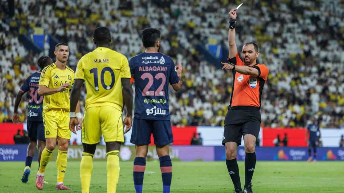 هل تم إيقاف حكام مباراة النصر والفيحاء؟
