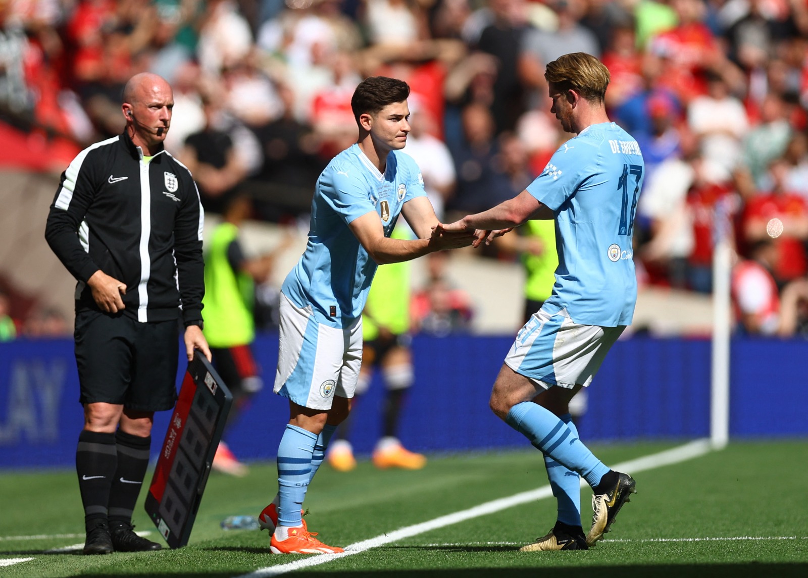 خوليان ألفاريز يشارك بدلاً من كيفين دي بروين خلال مباراة نهائي كأس الاتحاد الإنجليزي بين مانشستر سيتي ومانشستر يونايتد - 25 مايو 2024