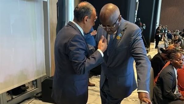 وزير الخارجية يلتقي مع نظيره الموريتاني بهامش القمة الأفريقية الأوروبية في أنجولا