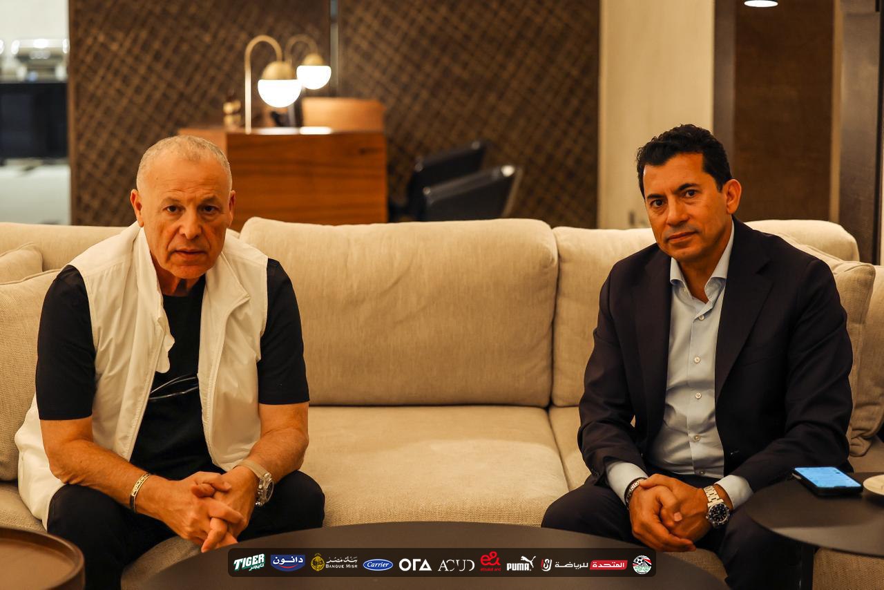 قد تكون صورة ‏‏‏شخص أو أكثر‏، و‏تلفزيون‏‏ و‏نص‏‏