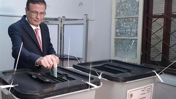 وزير الزراعة يدلي بصوته في انتخابات النواب بالإسكندرية ويؤكد على أهمية المشاركة الفعالة