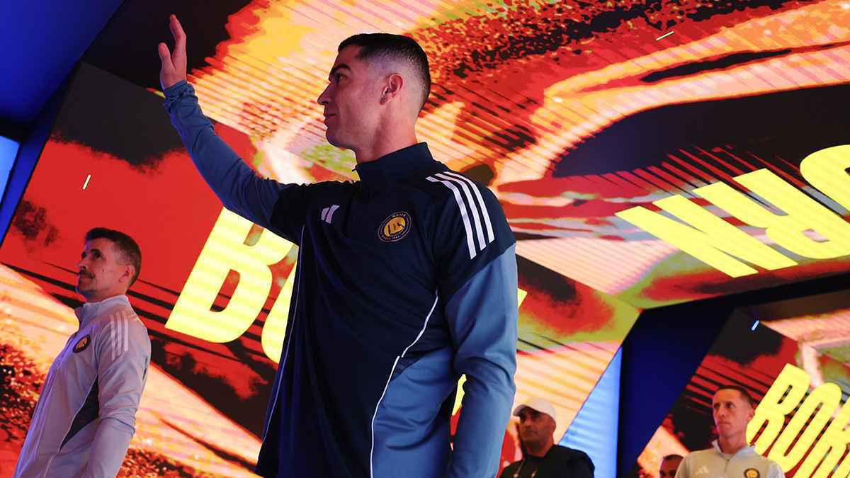 وزير برتغالي يحضر مباراة النصر والخليج في الدوري السعودي (فيديو)