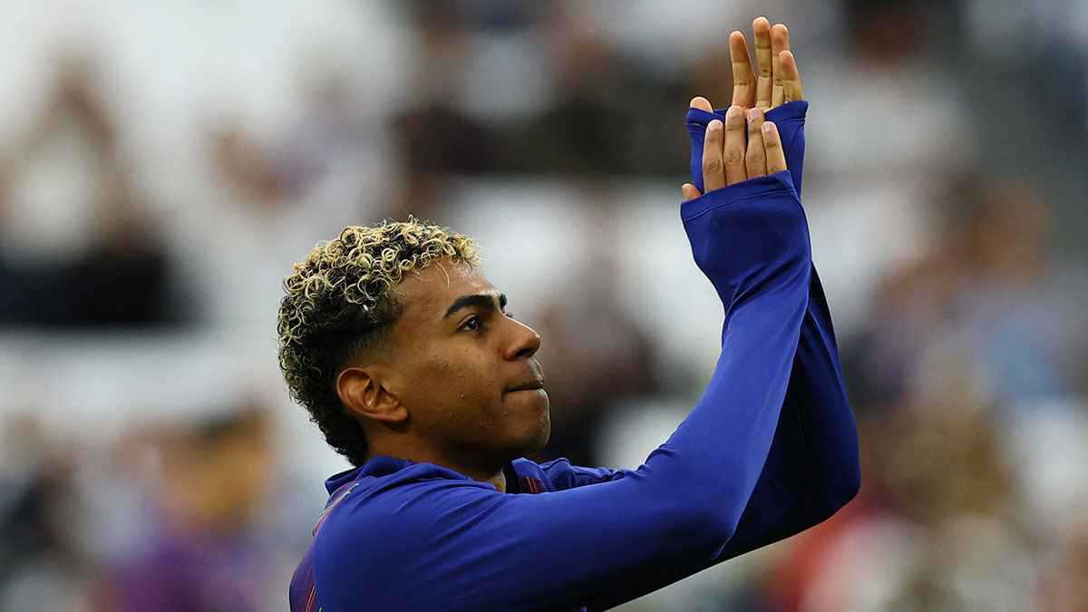 يضحك.. أول رد فعل لامين يامال بعد إعلان انفصاله عن نيكي نيكول (صور)