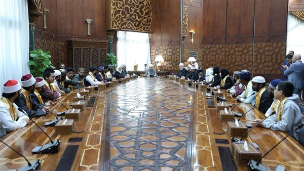 شيخ الأزهر يلتقي طلاب مدرسة الإمام الطيب ويشيد بحفظهم المتقن لكتاب الله