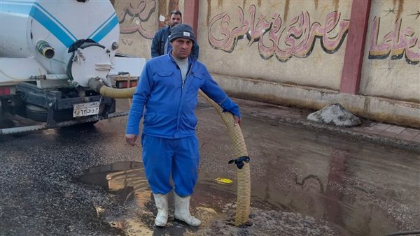 مياه الشرب بالجيزة تواصل جهودها فى رفع تراكمات الأمطار.. صور