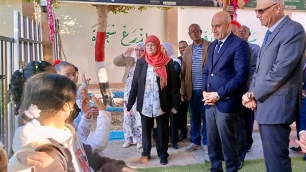 وزير التعليم ومحافظ أسوان يتابعان سير العملية التعليمية بمدرسة الشهيد عمرو فريد
