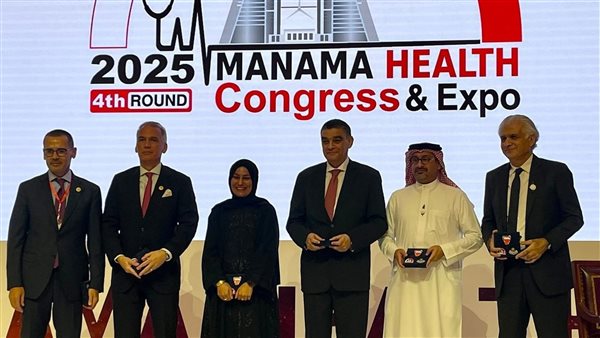 الشيخ الطبيب محمد بن عبدالله آل خليفة يهدي درع التكريم لهيئة الشراء الموحد المصرية