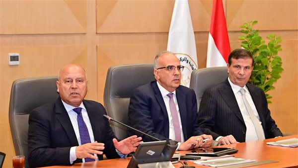 كامل الوزير وهانى سويلم وعلاء فاروق يبحثون موقف الموضوعات المشتركة بين الوزارت