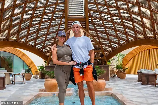 رونالدو وجورجينا في منتجع نجومة