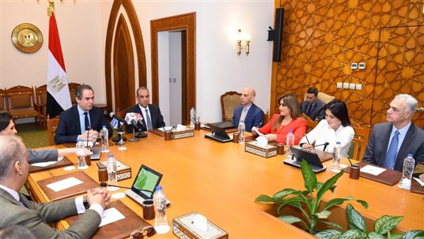 وزير الخارجية يستقبل رئيس الهيئة الوطنية للاعلام ومذيعي التليفزيون المصري