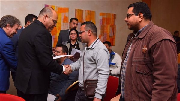 وزير العمل يفتتح ندوة توعوية بقانون العمل الجديد بجامعة هليوبوليس.. ويسلم عقودا لذوي همم