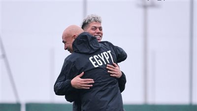 انفراجة في معسكر الفراعنة.. حسام حسن يحتضن إمام عاشور ويؤكد: “مفيش مشاكل”