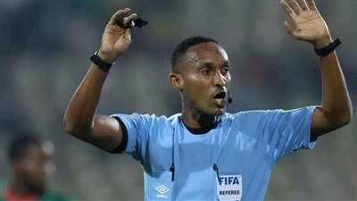 حكم مباراة مصر وجنوب أفريقيا.. قصة رجل يحمل الفرحة للكرة المصرية