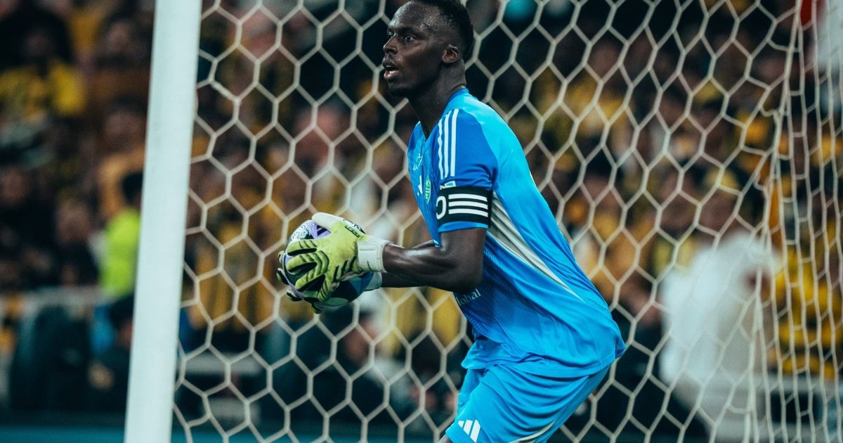 الأهلي يعلن استمرار الحارس إدوارد ميندي حتى 2028