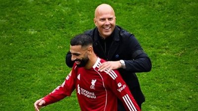 محمد صلاح وآرني سلوت يتصافحان بعد اجتماع حاسم ينهي التوتر داخل ليفربول