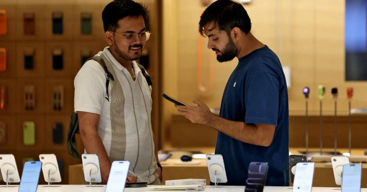 أبل تعارض تحميل تطبيق حكومي على هواتفها بالهند وسط جدل سياسي