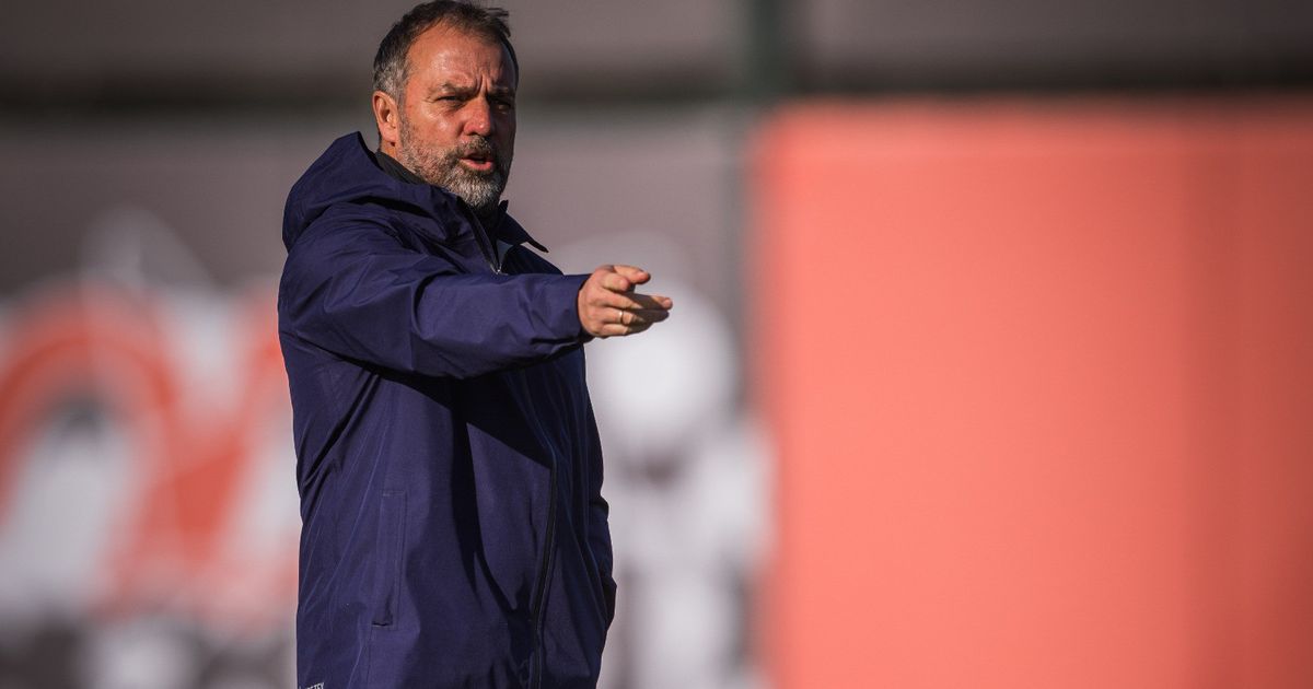 لماذا يسعى برشلونة إلى تمديد عقد هانزي فليك مجدداً حتى 2028؟