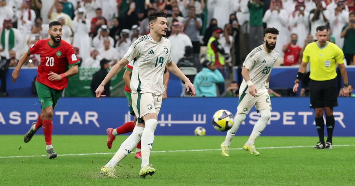 شاهد.. الحمدان يعتذر من رينارد بعد إهدار ركلة جزاء برعونة