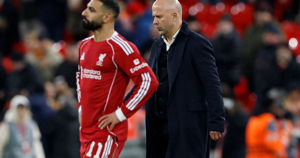 سلوت يواصل عناده مع صلاح بإبقائه كبديل أمام ليدز يونايتد