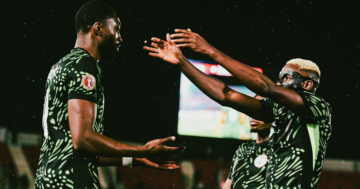 شاهد.. فيكتور أوسيمين يُفجر غضبه أمام مدربه خلال فوز نيجيريا