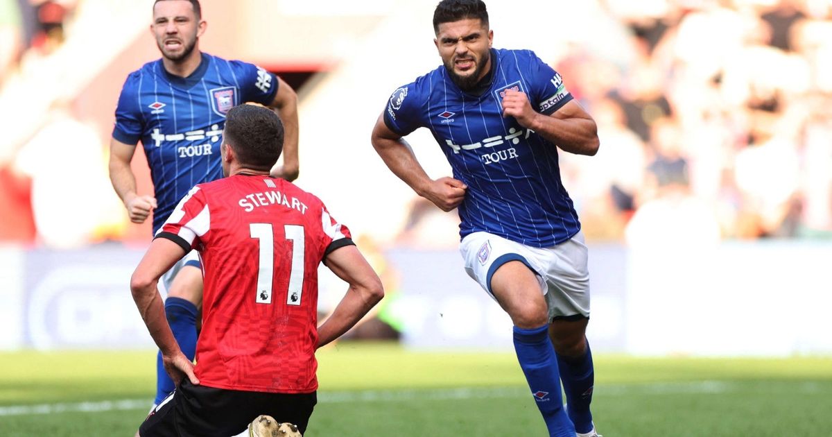 سام مرسي يُكذّب مقالاً عن ديكتاتورية محمد صلاح بمنتخب مصر