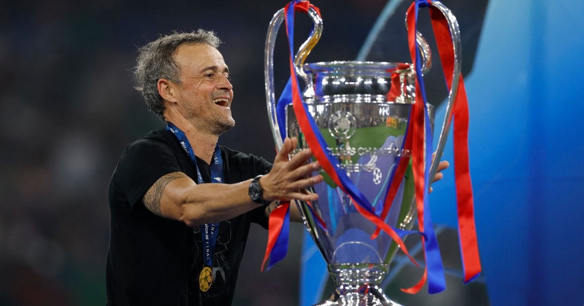 لويس إنريكي يفوز بجائزة أفضل مدرب في العالم