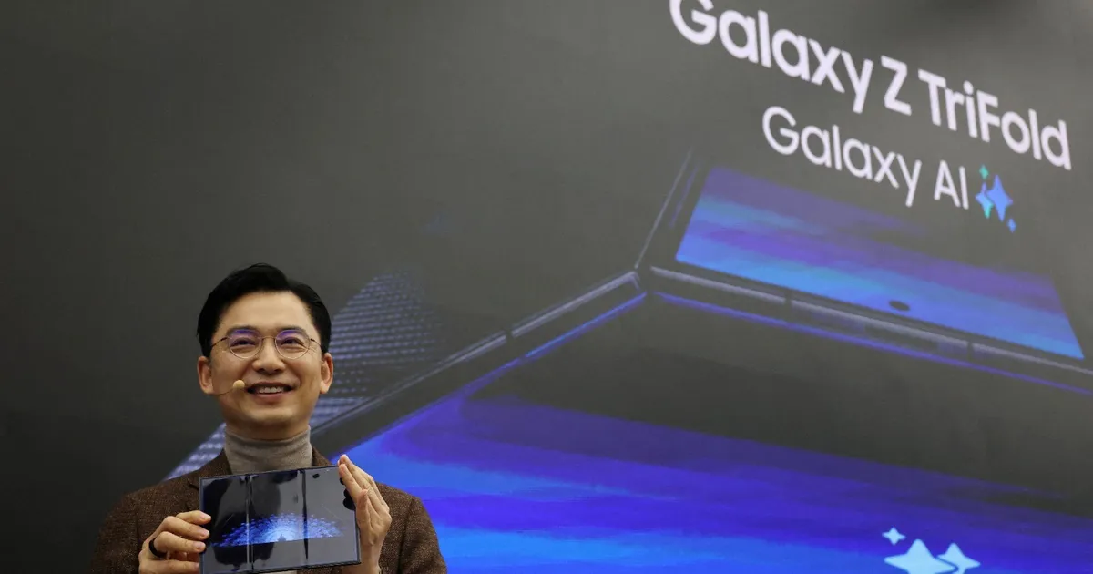 سامسونج تكشف عن أول هاتف ثلاثي الطي