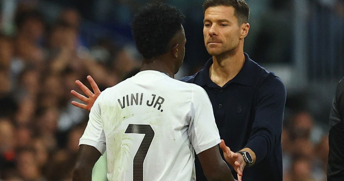 مفاجأة.. جمهور ريال مدريد يدعم ألونسو ويطالب برحيل فينيسيوس