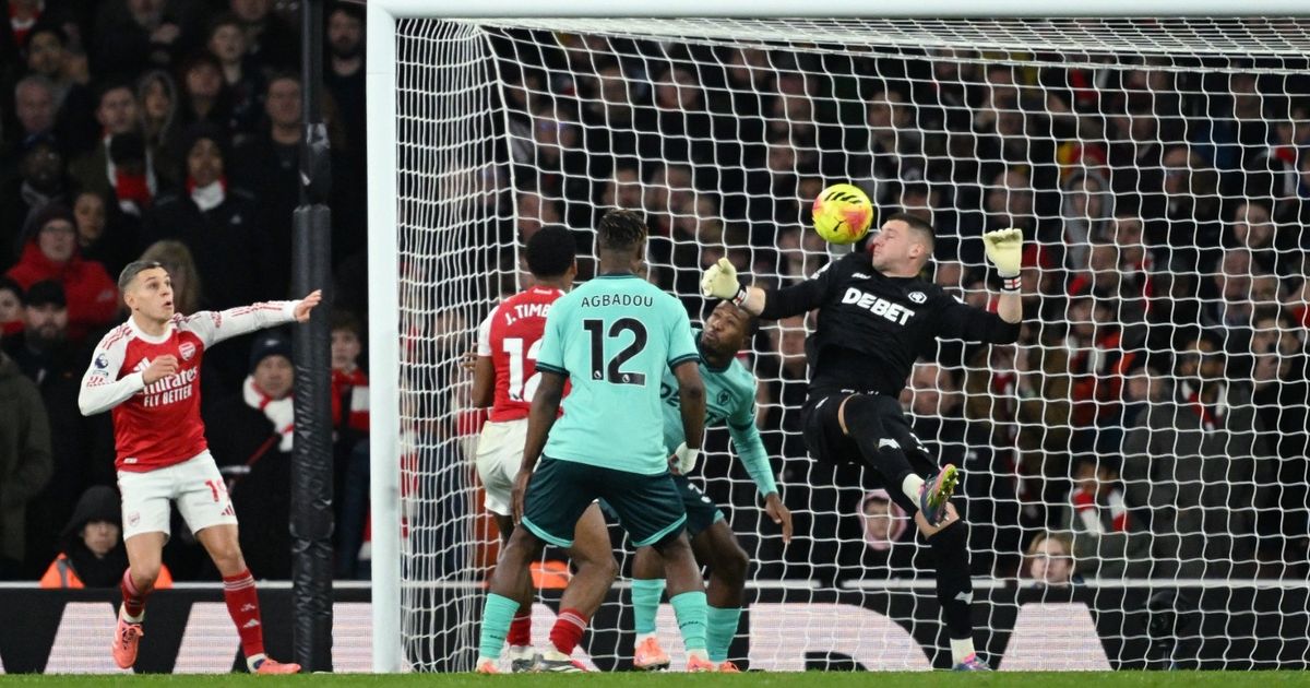 أرسنال “المحظوظ” يعبر ولفرهامبتون بهدفي “النيران الصديقة”