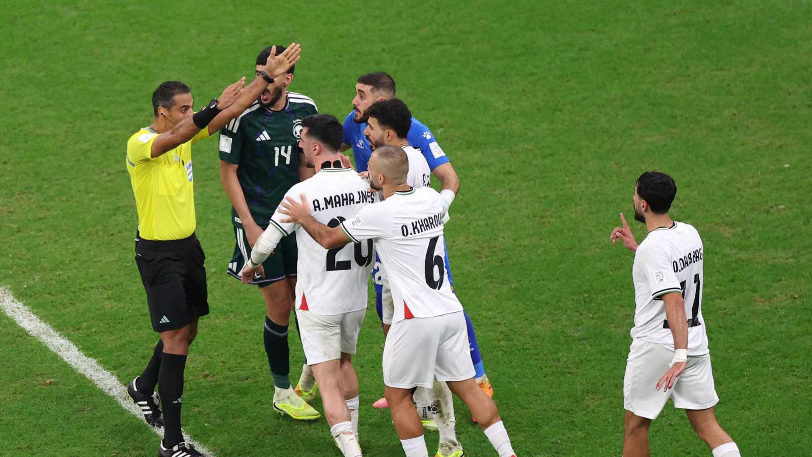 أسوأ حكم.. مدرب منتخب فلسطين يشن هجوما على أمين عمر (فيديو)