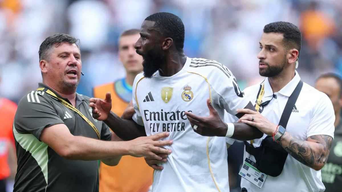 “ألا تملك أي احترام؟”.. انفعال شديد من نجم ريال مدريد على مشجع (فيديو)