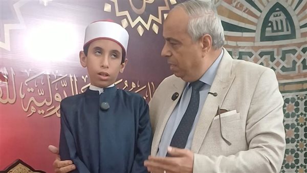 أول ما نطق به لسانه القرآن.. عمر الكفيف ذو البصيرة يبهر مسابقة بورسعيد الدولية بموهبته الخارقة