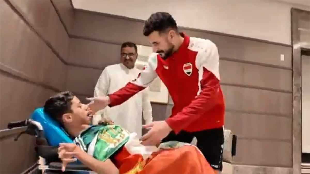 أيمن حسين نجم منتخب العراق يحقق حلم مشجع سعودي من ذوي الهمم (فيديو)