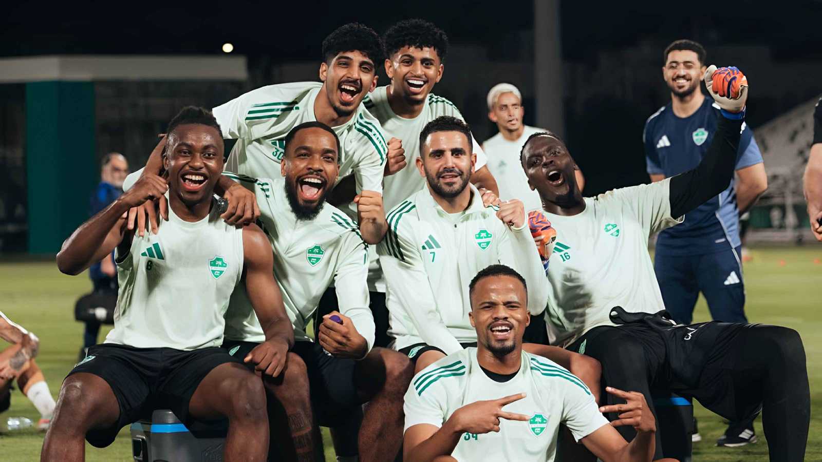 الأهلي السعودي يعلن تجديد عقد نجمه بفيديو مبهر (شاهد)