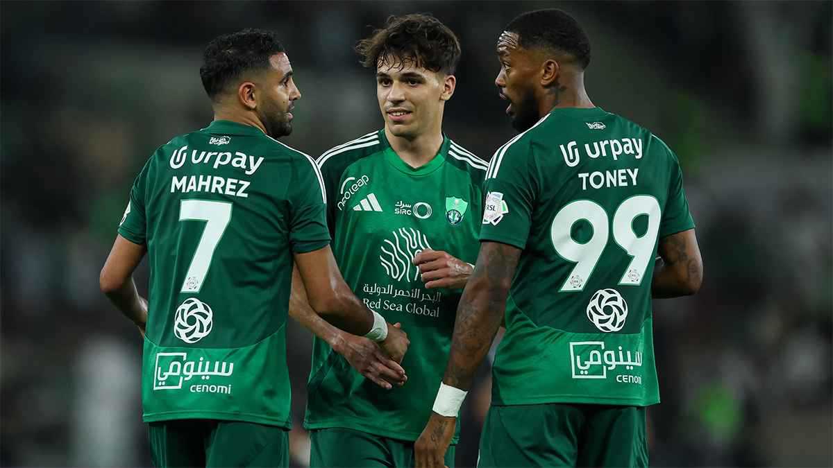 الأهلي السعودي ينجح في تمديد عقد أحد نجوم الفريق