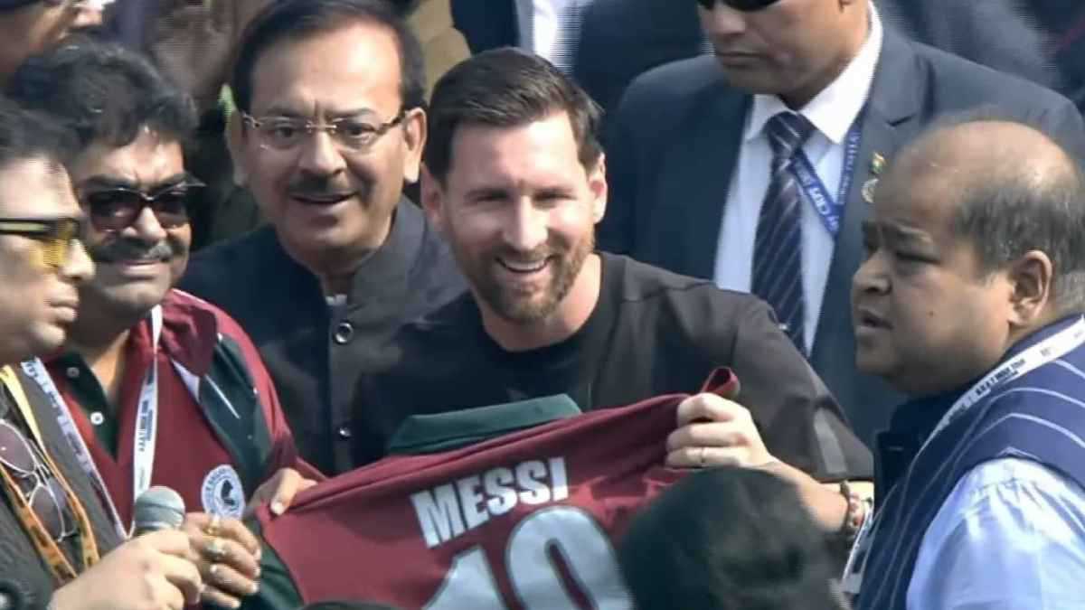 الجماهير حطمت المدرجات واقتحمت الملعب.. حادث مؤسف يفسد زيارة ميسي للهند (فيديو)