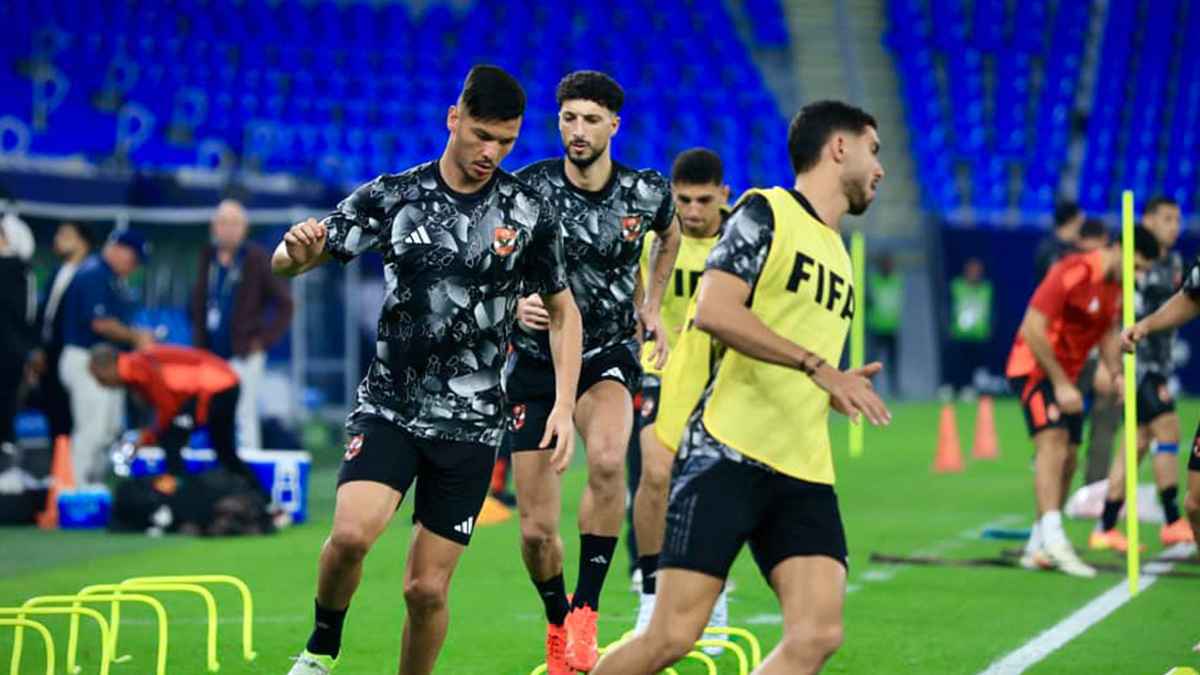 الراتب كاملا.. نجم الأهلي المصري يصدم ناديه بشروط الرحيل