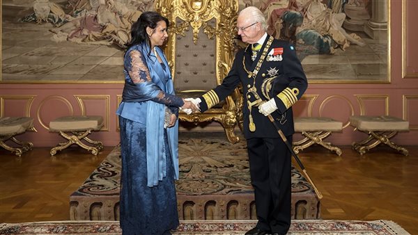 السفيرة المصرية تقدم أوراق الاعتماد إلى ملك السويد