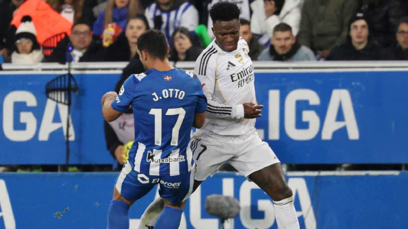 الـVAR يتجاهل ركلة جزاء واضحة.. فضيحة تحكيمية في مباراة ريال مدريد وألافيس