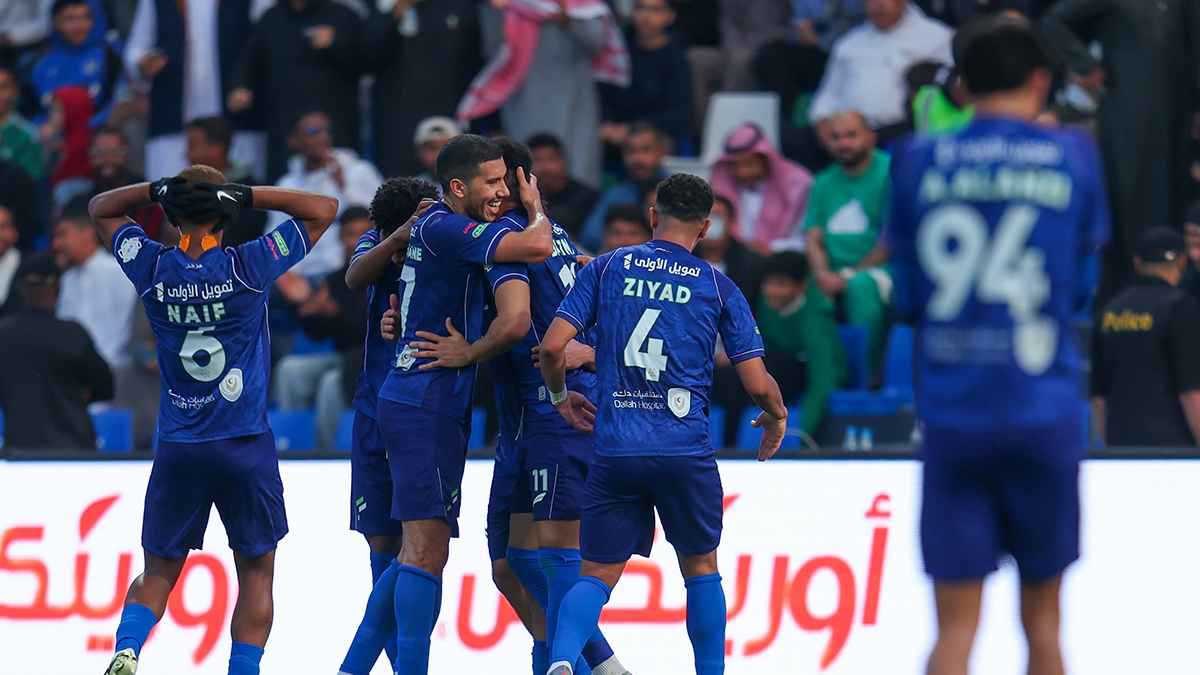 الفتح يعاقب الأهلي ويخطف فوزا مثيرا ويتقدم بجدول ترتيب الدوري السعودي