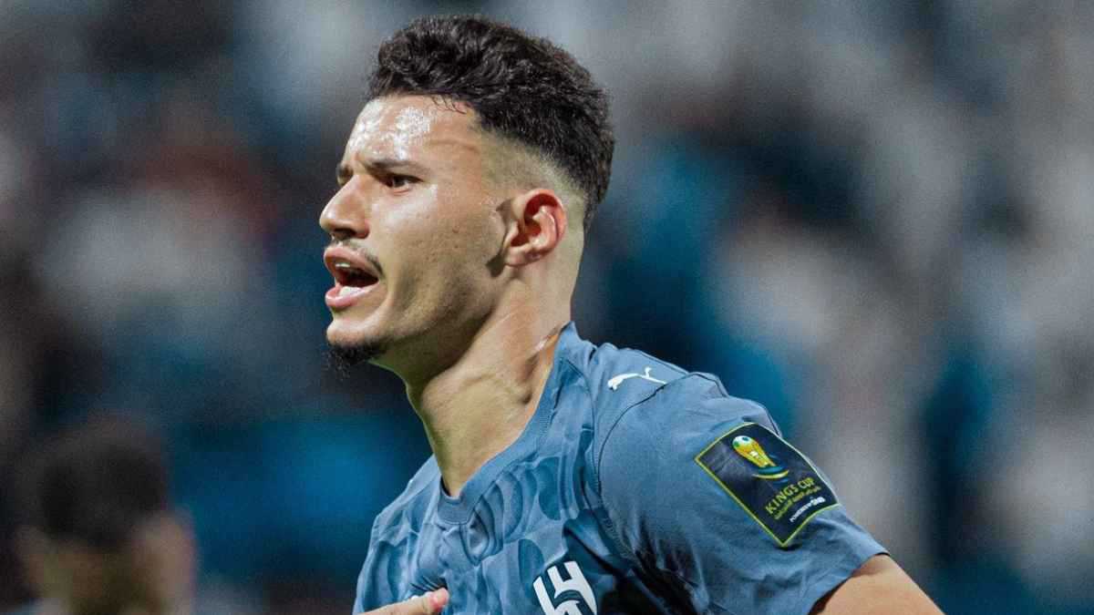 الفرصة الأخيرة.. 4 أسباب تدفع الحمدان للهروب من الهلال