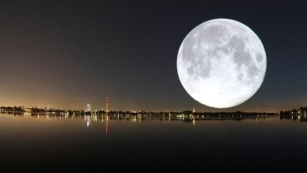 القمر العملاق يشعل سماء الليل الليلة.. وداع مذهل لبدر 2025 الأخير