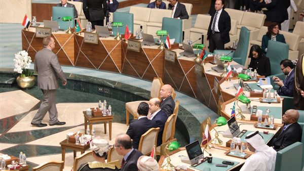 القيادات التنفيذية والعاملون يهنئون محافظ القاهرة على جائزة أفضل محافظ عربي