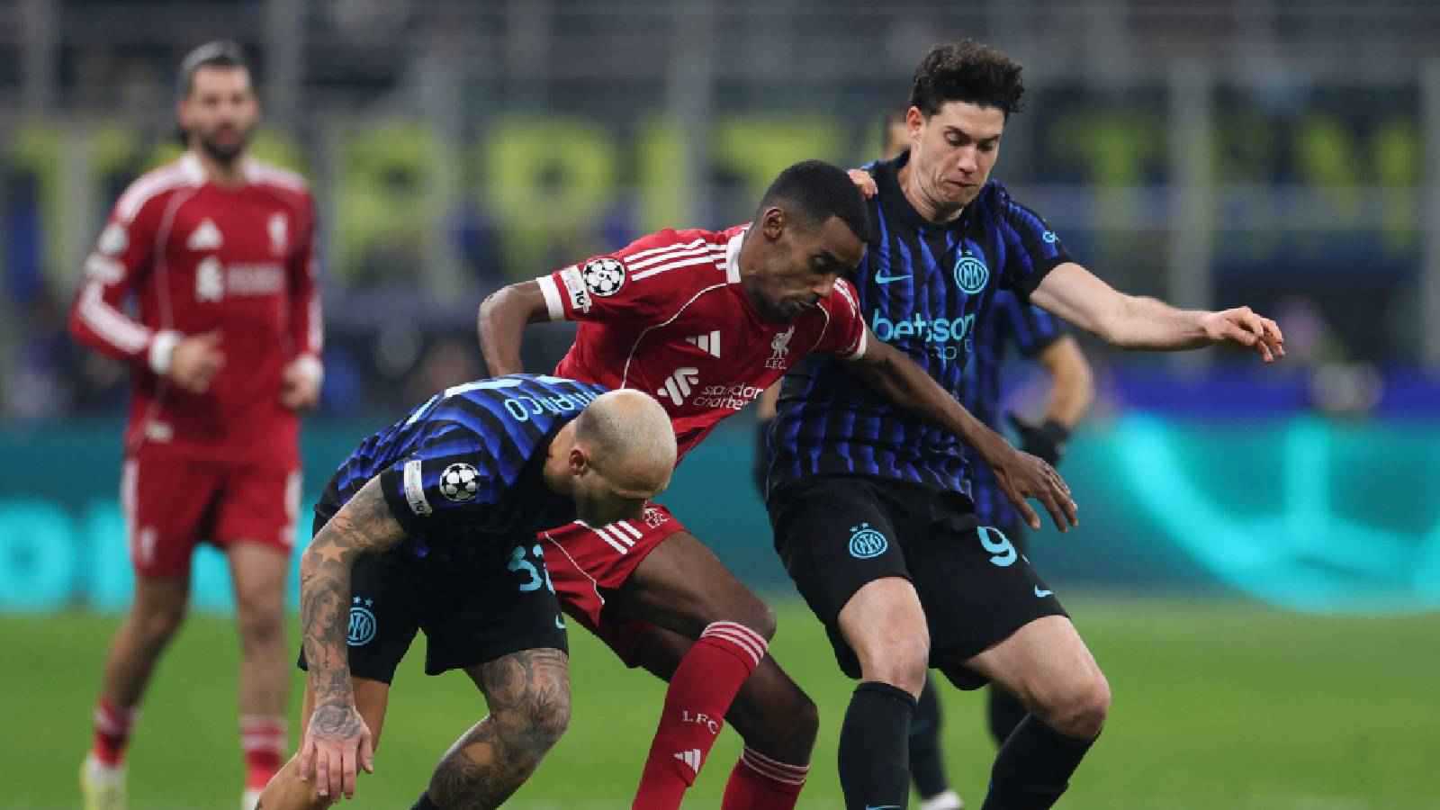 المشكلة الأكبر.. أكثر لاعب أثار استياء جمهور ليفربول أمام إنتر