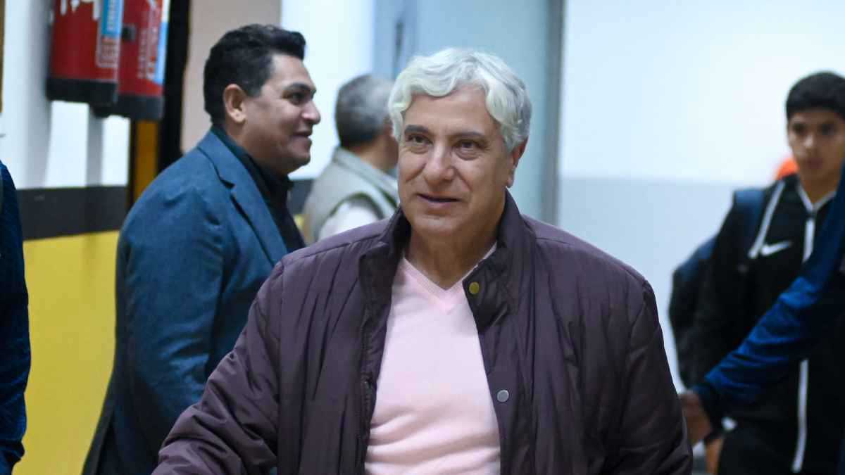 المنظومة كلها ضدنا.. تصريحات نارية من مدير الكرة بالزمالك